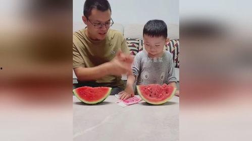 父亲给儿子吃瓜,温馨一幕见证亲情滋味