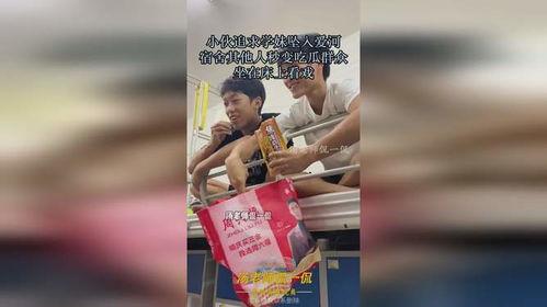 坐在床上吃瓜,闲适生活的一角